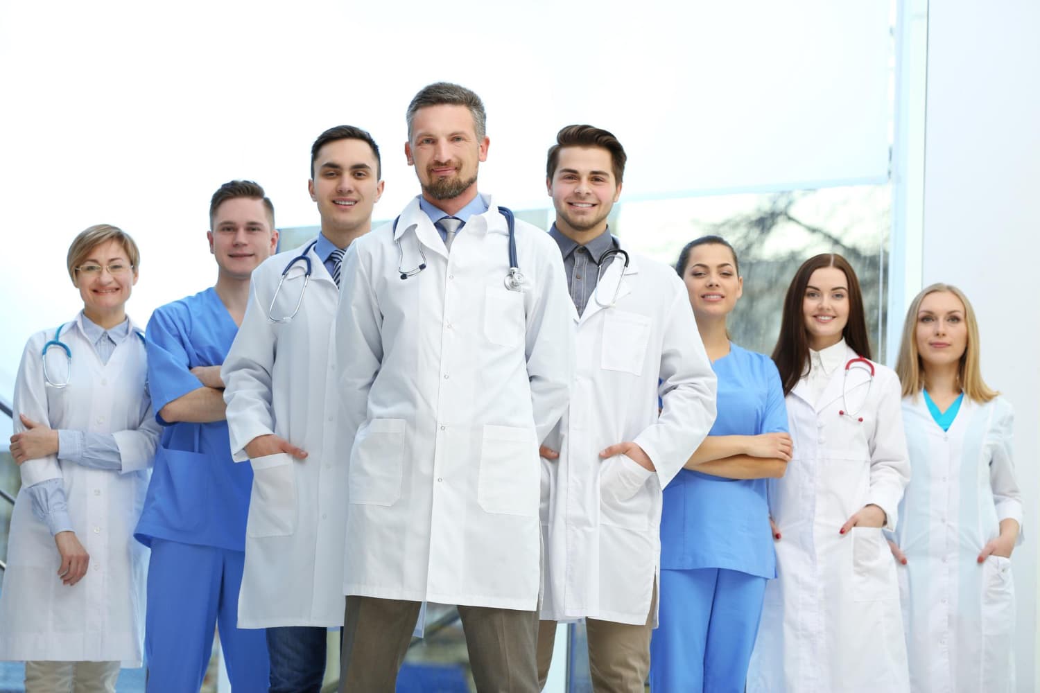Groupe de biologistes et docteurs en réunion